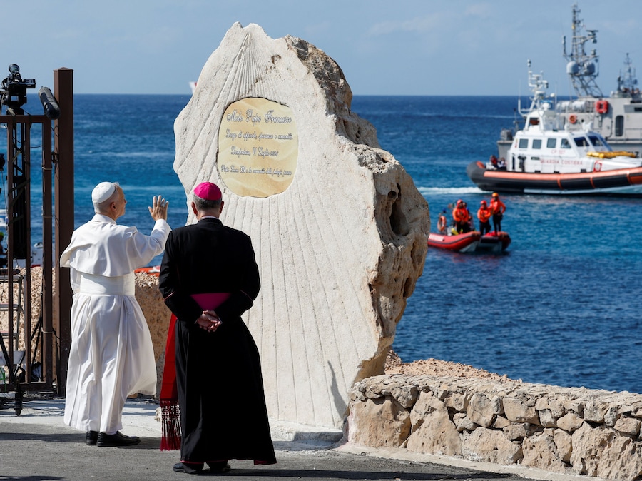 Papa Leone fa tappa al Molo Favaloro, dove benedice una targa che dedica il molo a Papa Francesco e saluta un gruppo di migranti, durante la sua visita all’isola di Lampedusa, punto di ingresso fondamentale per i migranti che attraversano il Mar Mediterraneo, nel corso di un viaggio pastorale, in Italia, il 4 luglio 2026. REUTERS/Remo Casilli (REUTERS)