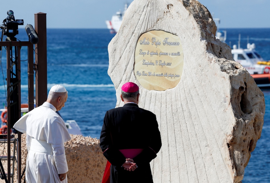 Papa Leone fa tappa al Molo Favaloro, dove benedice una targa che dedica il molo a Papa Francesco e saluta un gruppo di migranti, durante la sua visita all’isola di Lampedusa, punto di ingresso fondamentale per i migranti che attraversano il Mar Mediterraneo, nel corso di un viaggio pastorale, in Italia, il 4 luglio 2026. REUTERS/Remo Casilli (REUTERS)