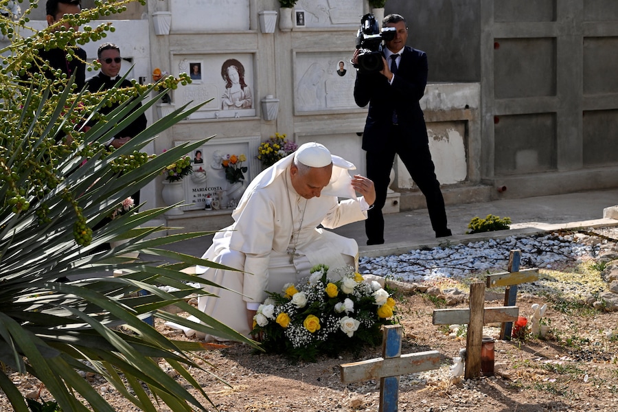 Il Papa Leone depone dei fiori nel cimitero di Lampedusa, sulla tomba del piccolo Joussef, durante la sua visita pastorale sull’isola nel sud dell’Italia, il 4 luglio 2026. ANSA/CIRO FUSCO/POOL/Pool via REUTERS (via REUTERS)