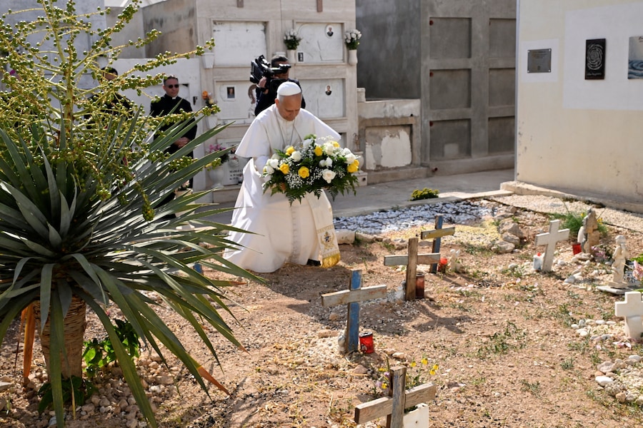 Il 4 luglio 2026, durante la sua visita pastorale nell’isola nel sud dell’Italia, Papa Leone depone dei fiori sulla tomba del piccolo Joussef al cimitero di Lampedusa. ANSA/CIRO FUSCO/POOL/Pool via REUTERS (via REUTERS)