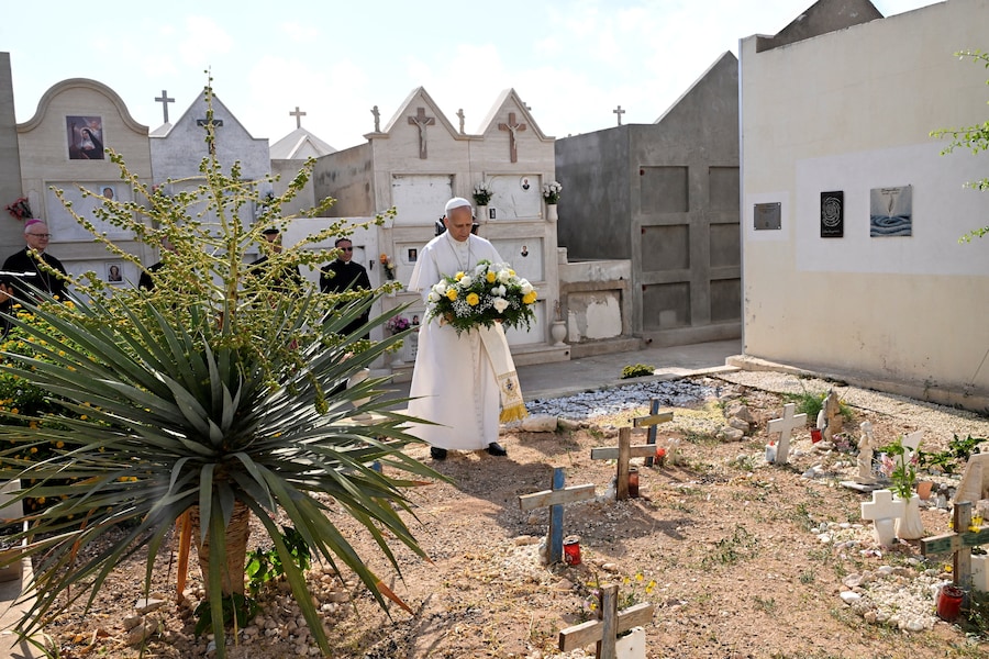 Papa Leone si trova al cimitero di Lampedusa, vicino alla tomba del piccolo Joussef, durante la sua visita pastorale sull’isola nel sud dell’Italia, il 4 luglio 2026. ANSA/CIRO FUSCO/POOL/Pool via REUTERS (via REUTERS)