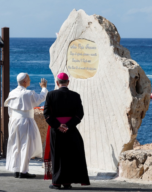 Papa Leone fa tappa al Molo Favaloro, dove benedice una targa che dedica il molo a Papa Francesco e saluta un gruppo di migranti, durante la sua visita all’isola di Lampedusa, punto di ingresso fondamentale per i migranti che attraversano il Mar Mediterraneo, nell’ambito di un viaggio pastorale, in Italia, il 4 luglio 2026. REUTERS/Remo Casilli (REUTERS)