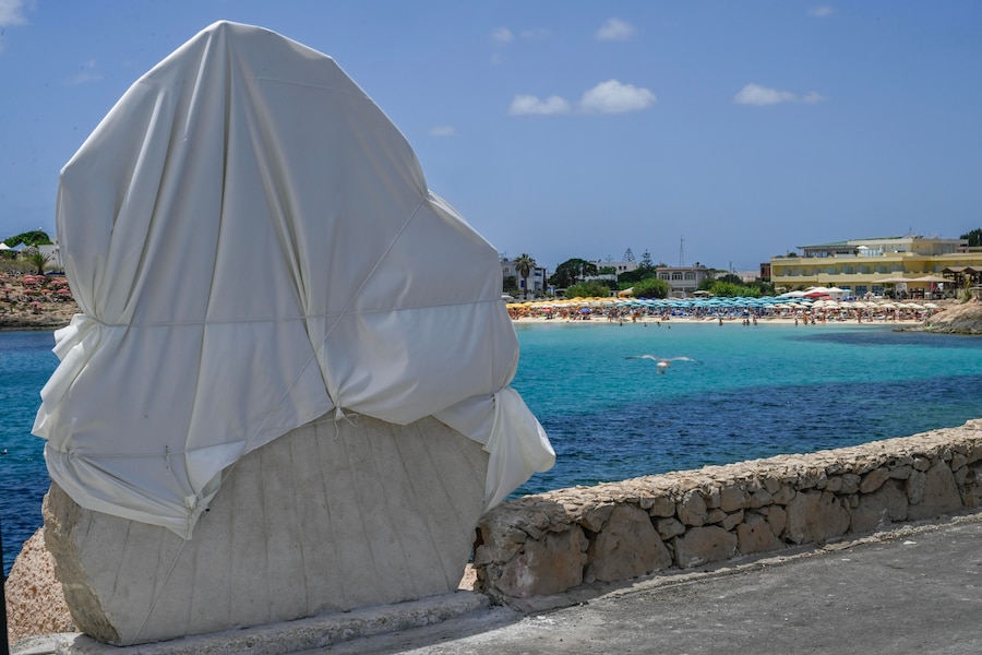 La stela che verra’ verrà scoperta e benedetta da Papa Leone XIV, intitolando l'area simbolo degli sbarchi - il molo Favarolo di Lampedusa - a Papa Francesco che scelse proprio Lampedusa per il suo primo viaggio apostolico, l'8 luglio 2013, 3 luglio 2026 ANSA / CIRO FUSCO (ANSA)