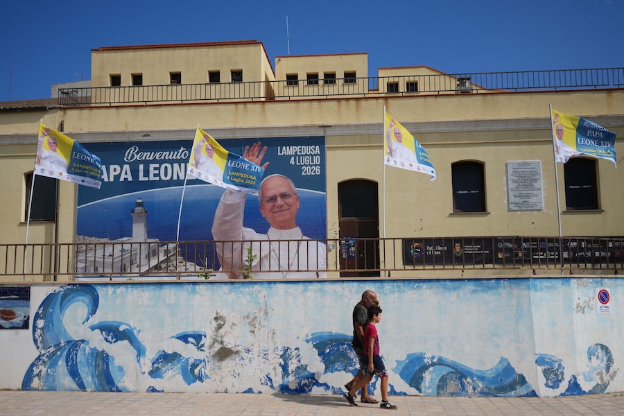 Venerdì 3 luglio 2026, all’isola di Lampedusa, nel sud dell’Italia, si vede uno striscione con la scritta “Benvenuto, Papa Leone XIV”, alla vigilia della visita del Papa. (Foto AP/Alessandra Tarantino) (APN)