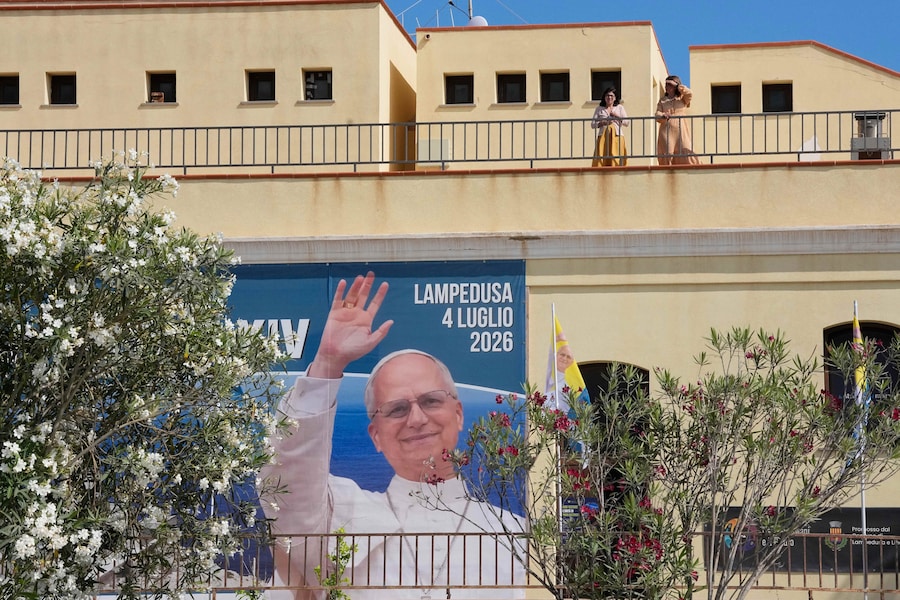 Venerdì 3 luglio 2026, a un giorno dalla visita del Papa, sull’isola di Lampedusa, nel sud dell’Italia, si vede uno striscione con la scritta “Benvenuto, Papa Leone XIV”. (Foto AP/Alessandra Tarantino) (APN)