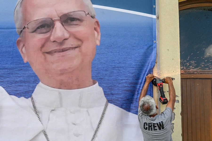 Una gigantografia allestita a Lampedusa per la visita di Papa Leone XIV sull’isola 3 luglio 2026 / ANSA CIRO FUSCOA giant photograph set up in Lampedusa for Pope Leo XIV's visit to the island, July 3, 2026 / ANSA CIRO FUSCO (ANSA)