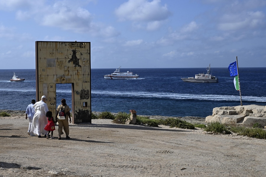 Papa Leone XIV prega davanti alla “Porta d’Europa” durante la sua visita pastorale sull’isola di Lampedusa, nel sud dell’Italia, il 4 luglio 2026. ANSA/CIRO FUSCO (ANSA)