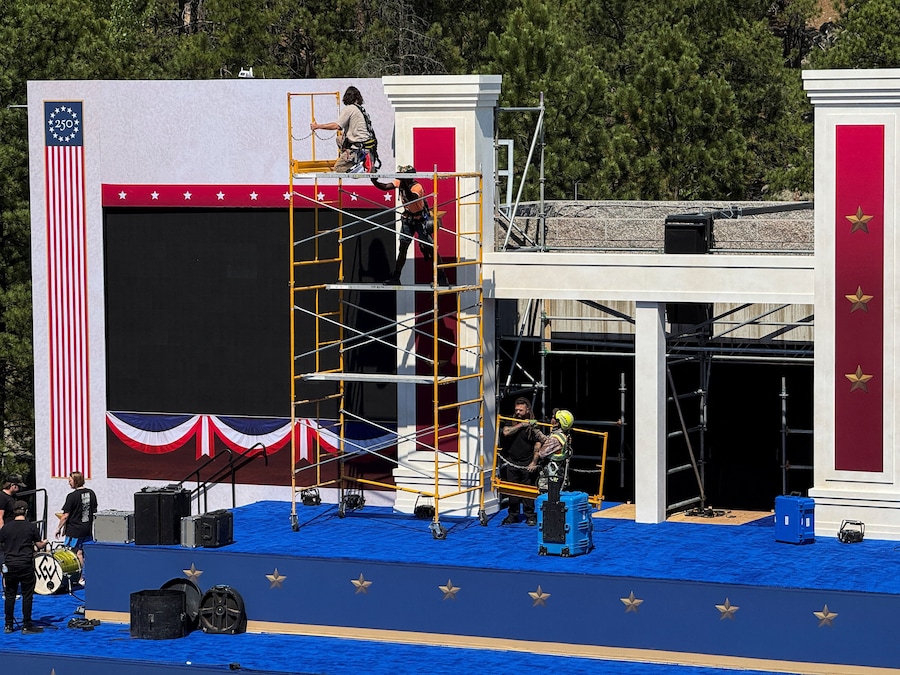 I membri della troupe effettuano gli ultimi preparativi mentre allestiscono un palco presso il Mount Rushmore National Memorial in vista dello spettacolo pirotecnico del 4 luglio, al quale è prevista la partecipazione del presidente degli Stati Uniti Donald Trump, a Keystone, nel South Dakota (Stati Uniti), il 2 luglio 2026. REUTERS/Jane Ross (REUTERS)
