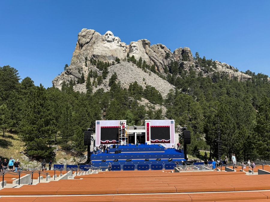 I membri della troupe effettuano gli ultimi preparativi mentre allestiscono un palco presso il Mount Rushmore National Memorial in vista dello spettacolo pirotecnico del 4 luglio, al quale è prevista la partecipazione del presidente degli Stati Uniti Donald Trump, a Keystone, nel South Dakota (Stati Uniti), il 2 luglio 2026. REUTERS/Jane Ross (REUTERS)