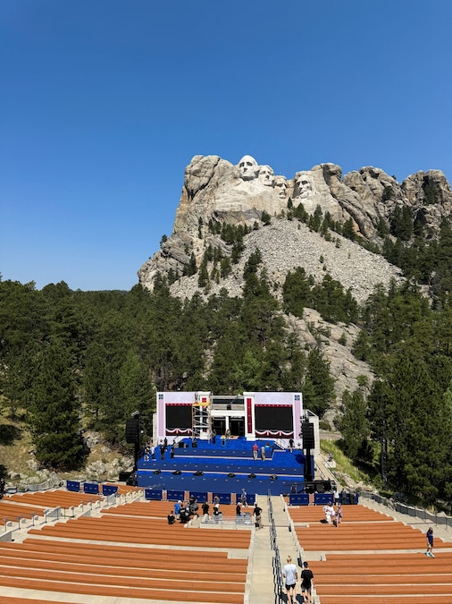 I membri della troupe effettuano gli ultimi preparativi mentre allestiscono un palco presso il Mount Rushmore National Memorial in vista dello spettacolo pirotecnico del 4 luglio, al quale è prevista la partecipazione del presidente degli Stati Uniti Donald Trump, a Keystone, nel South Dakota (Stati Uniti), il 2 luglio 2026. REUTERS/Jane Ross (REUTERS)