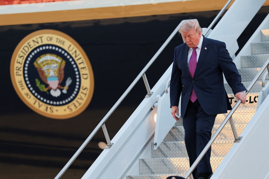 Il presidente degli Stati Uniti Donald Trump scende dal nuovo Air Force One, un aereo donato dal Qatar, all'arrivo alla base aerea di Ellsworth a Belle Fourche-Cheyenne Valleys, nel South Dakota (Stati Uniti), il 3 luglio 2026. REUTERS/Kylie Cooper (REUTERS)