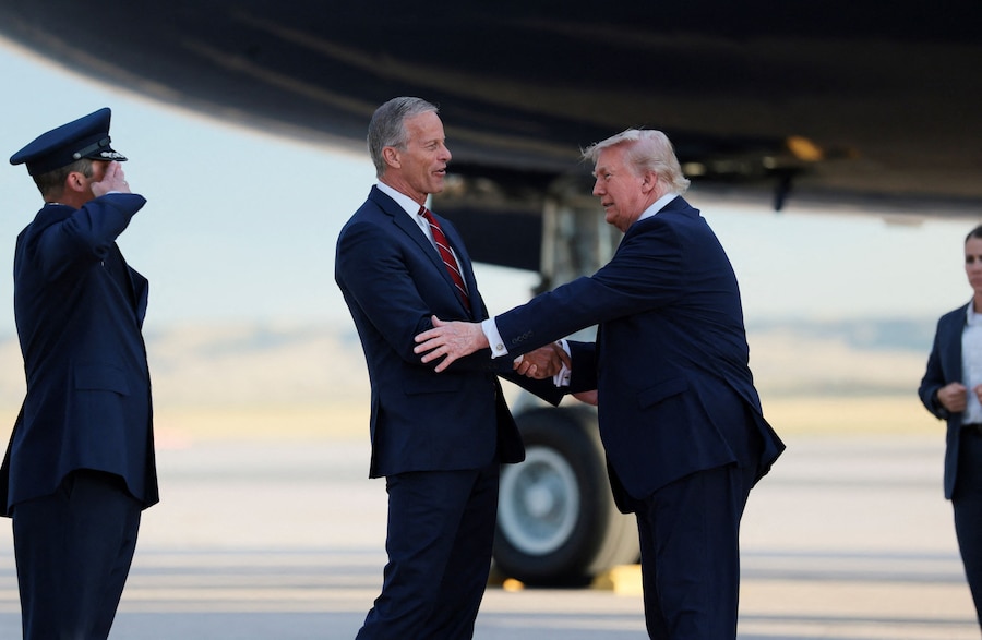 Il presidente degli Stati Uniti Donald Trump incontra il leader della maggioranza al Senato John Thune (R-SD) al suo arrivo alla base aerea di Ellsworth a Belle Fourche-Cheyenne Valleys, nel South Dakota (Stati Uniti), il 3 luglio 2026. REUTERS/Kylie Cooper (REUTERS)