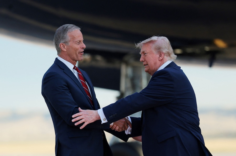 Il presidente degli Stati Uniti Donald Trump incontra il leader della maggioranza al Senato John Thune (R-SD) al suo arrivo alla base aerea di Ellsworth a Belle Fourche-Cheyenne Valleys, nel South Dakota (Stati Uniti), il 3 luglio 2026. REUTERS/Kylie Cooper (REUTERS)