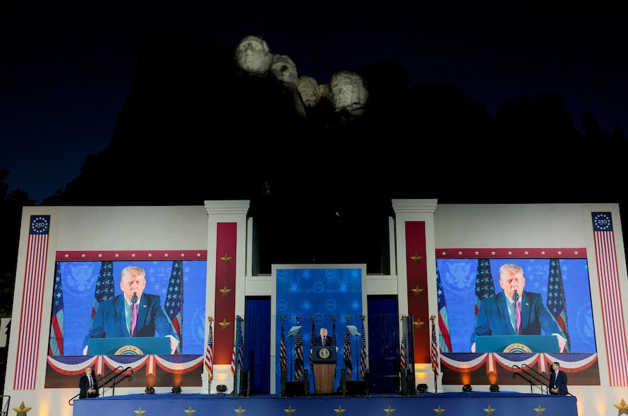 Il presidente degli Stati Uniti Donald Trump tiene un discorso durante una cerimonia per il 250° anniversario dell'indipendenza degli Stati Uniti, al Monte Rushmore a Keystone, nel South Dakota (Stati Uniti), il 3 luglio 2026. REUTERS/Kylie Cooper (REUTERS)