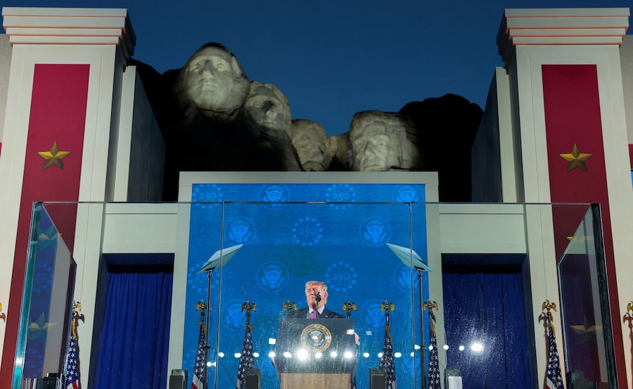 Il presidente degli Stati Uniti Donald Trump tiene un discorso durante una cerimonia per il 250° anniversario dell'indipendenza degli Stati Uniti, al Monte Rushmore a Keystone, nel South Dakota (Stati Uniti), il 3 luglio 2026. REUTERS/Kylie Cooper (REUTERS)