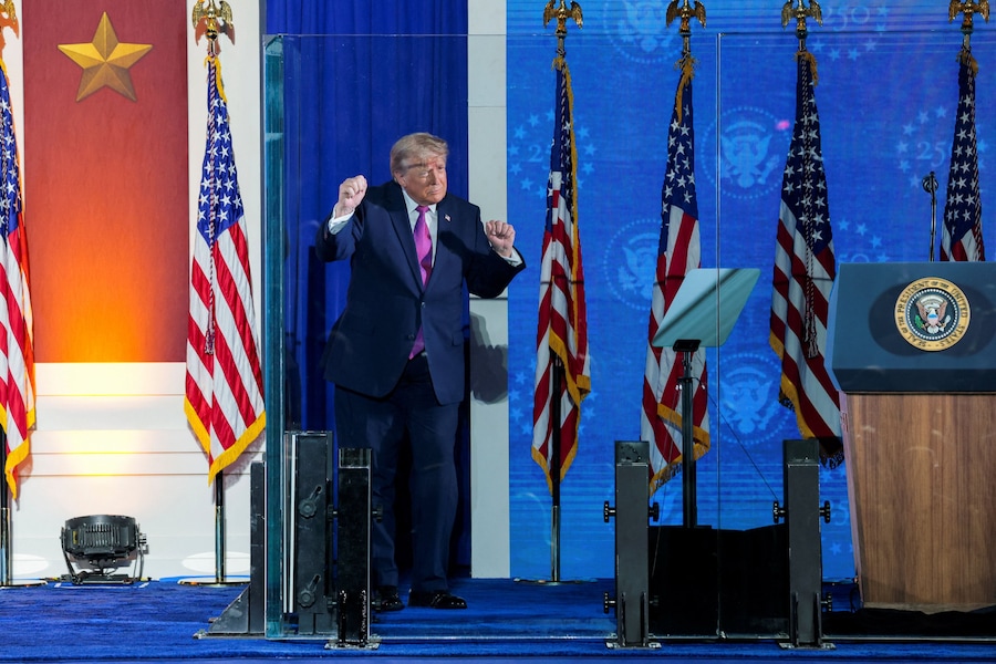 Il presidente degli Stati Uniti Donald Trump balla sul palco durante una celebrazione per il 250° anniversario dell'indipendenza degli Stati Uniti, al Monte Rushmore a Keystone, nel South Dakota (Stati Uniti), il 3 luglio 2026. REUTERS/Kylie Cooper (REUTERS)