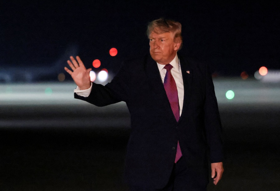 Il presidente degli Stati Uniti Donald Trump saluta con la mano prima di salire a bordo dell’Air Force One, diretto alla Joint Base Andrews, presso la base aerea di Ellsworth nelle valli di Belle Fourche-Cheyenne, nel South Dakota (Stati Uniti), il 3 luglio 2026. REUTERS/Kylie Cooper (REUTERS)
