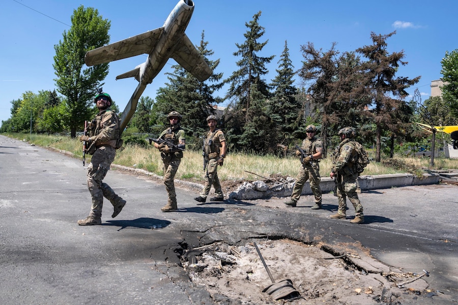 Una foto fornita dall’ufficio stampa della 93ª Brigata Meccanizzata Distaccata delle Forze Armate ucraine il 3 luglio 2026 mostra i militari del battaglione Alcatraz della 93ª Brigata Meccanizzata Distaccata “Kholodnyi Yar” mentre pattugliano nella città di Druzhkivka, in prima linea nella regione di Donetsk, in Ucraina, il 2 luglio 2026, nel corso dell’invasione russa in corso. Le truppe russe sono entrate nel territorio ucraino il 24 febbraio 2022, dando inizio a un conflitto che ha provocato distruzione e una crisi umanitaria. EPA/Ufficio stampa della 93ª Brigata Meccanizzata Distinta (EPA)