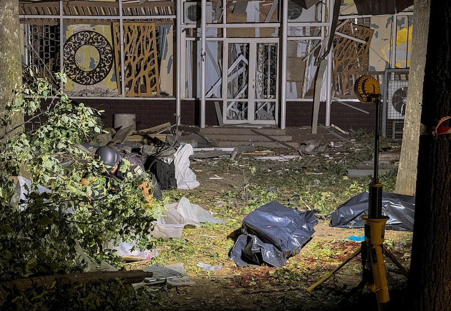 Un agente di polizia opera nei pressi dei corpi dei residenti uccisi sul luogo di un attacco aereo russo, nel contesto dell'offensiva russa contro l'Ucraina, a Sumy, Ucraina, il 3 luglio 2026. Foto scattata con un cellulare. REUTERS/Stringer (REUTERS)