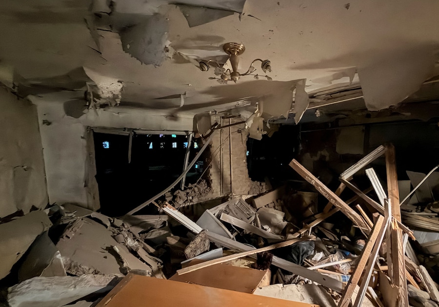 L'interno di un appartamento danneggiato in un condominio colpito da un attacco aereo russo, nel contesto dell'offensiva russa contro l'Ucraina, a Sumy, Ucraina, il 3 luglio 2026. Foto scattata con un cellulare. REUTERS/Stringer (REUTERS)