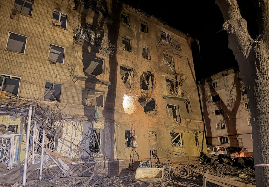 Un condominio danneggiato durante i bombardamenti russi, nel contesto dell'attacco della Russia all'Ucraina, a Sumy, Ucraina, il 3 luglio 2026. Foto scattata con un cellulare. REUTERS/Stringer (REUTERS)