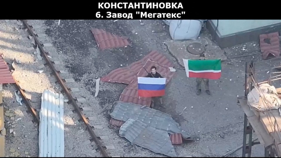 Un'immagine ripresa da un drone mostra dei soldati che sventolano le bandiere della Russia e della Repubblica Cecena, mentre il Ministero della Difesa russo afferma che le sue forze hanno assunto il controllo di Kostiantynivka, nel corso del conflitto tra Russia e Ucraina, nella regione di Donetsk, in Ucraina, in questo fotogramma tratto da un video diffuso il 3 luglio 2026. Ministero della Difesa russo/Materiale fornito tramite REUTERS (via REUTERS)