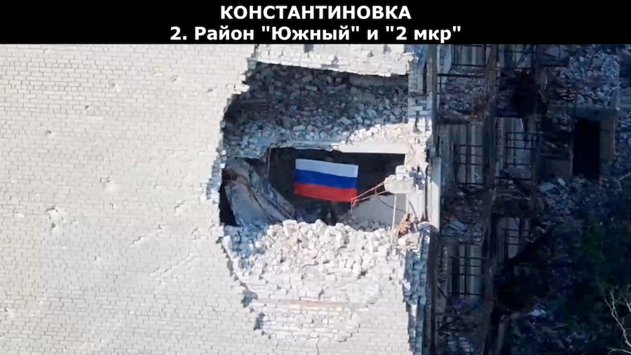 Un'immagine ripresa da un drone mostra un soldato che sventola una bandiera russa, mentre il Ministero della Difesa russo afferma che le sue forze hanno assunto il controllo di Kostiantynivka, nel corso del conflitto tra Russia e Ucraina, nella regione di Donetsk, in Ucraina, in questo screenshot tratto da un video diffuso il 3 luglio 2026. Ministero della Difesa russo/Materiale fornito tramite REUTERS Q (via REUTERS)