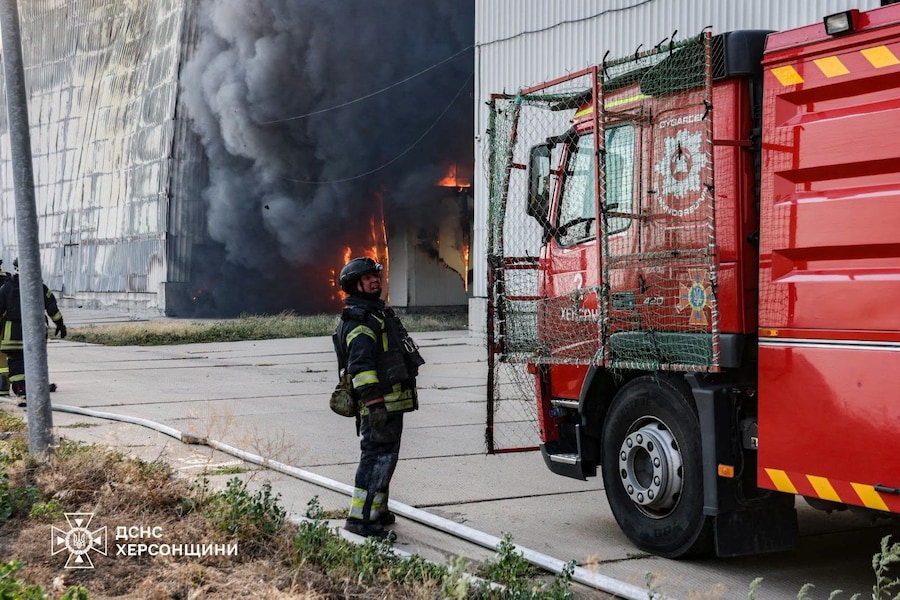 Un vigile del fuoco interviene sul luogo di uno dei più grandi allevamenti avicoli ucraini, colpito venerdì sera da un attacco aereo russo nella città di Chornobaivka, nel contesto dell’offensiva russa contro l’Ucraina, nella regione di Kherson, Ucraina, in questa foto fornita e diffusa il 4 luglio 2026. Ufficio stampa del Servizio statale di emergenza dell’Ucraina nella regione di Kherson/Foto fornita tramite REUTERS (via REUTERS)