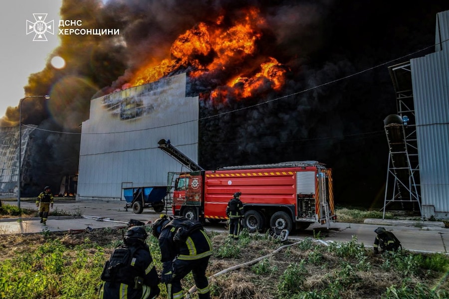 I vigili del fuoco intervengono sul luogo di uno dei più grandi allevamenti avicoli ucraini, colpito venerdì sera da un attacco aereo russo nella città di Chornobaivka, nel contesto dell’offensiva russa contro l’Ucraina, nella regione di Kherson, Ucraina, in questa foto fornita e diffusa il 4 luglio 2026. Ufficio stampa del Servizio statale di emergenza dell’Ucraina nella regione di Kherson/Foto fornita tramite REUTERS A (via REUTERS)