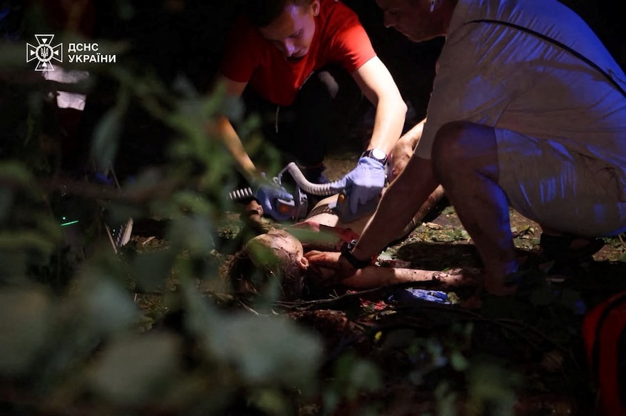 MATERIALE SENSIBILE. QUESTA IMMAGINE POTREBBE RISULTARE OFFENSIVA O DISTURBANTE. I paramedici cercano di rianimare un bambino rimasto ferito durante un attacco aereo russo nella tarda serata di venerdì, nel contesto dell’offensiva russa contro l’Ucraina, a Sumy, in Ucraina, in questa foto fornita e diffusa il 4 luglio 2026. Ufficio stampa del Servizio statale di emergenza dell’Ucraina nella regione di Sumy/Foto fornita tramite REUTERS (via REUTERS)