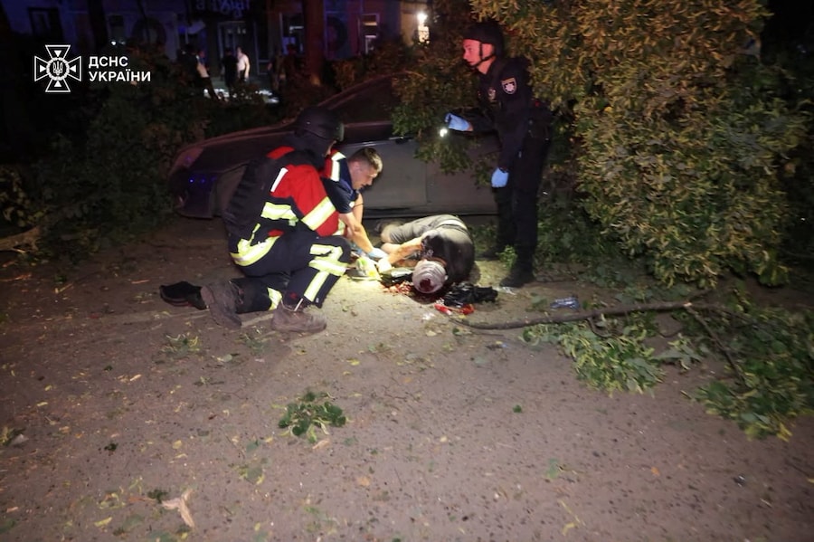 MATERIALE SENSIBILE. QUESTA IMMAGINE POTREBBE RISULTARE OFFENSIVA O DISTURBANTE. I soccorritori prestano primo soccorso a un uomo rimasto ferito durante un attacco aereo russo nella tarda serata di venerdì, nel contesto dell’offensiva russa contro l’Ucraina, a Sumy, in Ucraina, in questa foto fornita e diffusa il 4 luglio 2026. Ufficio stampa del Servizio statale di emergenza dell’Ucraina nella regione di Sumy/Foto fornita tramite REUTERS (via REUTERS)