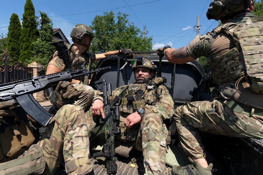 Una foto diffusa dall’ufficio stampa della 93ª Brigata Meccanizzata Distaccata delle Forze Armate ucraine il 3 luglio 2026 mostra i militari del battaglione Alcatraz della 93ª Brigata Meccanizzata Distaccata “Kholodnyi Yar” mentre pattugliano la città di Druzhkivka, situata in prima linea nella regione di Donetsk, in Ucraina, il 2 luglio 2026, nel contesto dell’invasione russa ancora in corso. Le truppe russe sono entrate in territorio ucraino il 24 febbraio 2022, dando inizio a un conflitto che ha provocato distruzione e una crisi umanitaria. EPA/Ufficio stampa della 93ª Brigata Meccanizzata Distaccata (EPA)