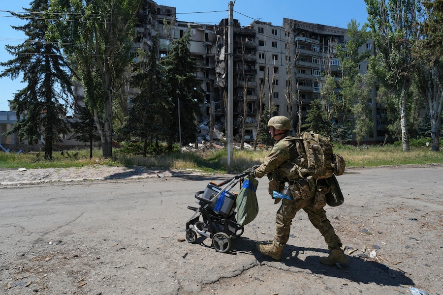 Una foto diffusa dall’ufficio stampa della 93ª Brigata Meccanizzata Distaccata delle Forze Armate ucraine il 3 luglio 2026 mostra i militari del battaglione Alcatraz della 93ª Brigata Meccanizzata Distaccata “Kholodnyi Yar” mentre pattugliano la città di Druzhkivka, situata in prima linea nella regione di Donetsk, in Ucraina, il 2 luglio 2026, nel contesto dell’invasione russa ancora in corso. Le truppe russe sono entrate in territorio ucraino il 24 febbraio 2022, dando inizio a un conflitto che ha provocato distruzione e una crisi umanitaria. EPA/Ufficio stampa della 93ª Brigata Meccanizzata Distinta (EPA)