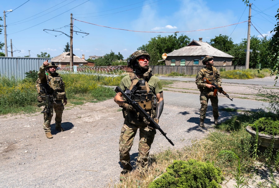 Una foto fornita dall’ufficio stampa della 93ª Brigata Meccanizzata Distaccata delle Forze Armate ucraine il 3 luglio 2026 mostra i militari del battaglione Alcatraz della 93ª Brigata Meccanizzata Distaccata “Kholodnyi Yar” mentre pattugliano nella città di Druzhkivka, in prima linea nella regione di Donetsk, in Ucraina, il 2 luglio 2026, nel corso dell’invasione russa in corso. Le truppe russe sono entrate nel territorio ucraino il 24 febbraio 2022, dando inizio a un conflitto che ha provocato distruzione e una crisi umanitaria. EPA/Ufficio stampa della 93ª Brigata Meccanizzata Separata (EPA)