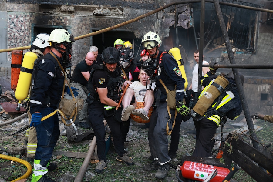 I soccorritori evacuano un anziano residente da un condominio distrutto da un attacco aereo russo in un quartiere residenziale di Zaporizhzhia, in Ucraina, venerdì 3 luglio 2026. (AP Photo/Kateryna Klochko) (APS)