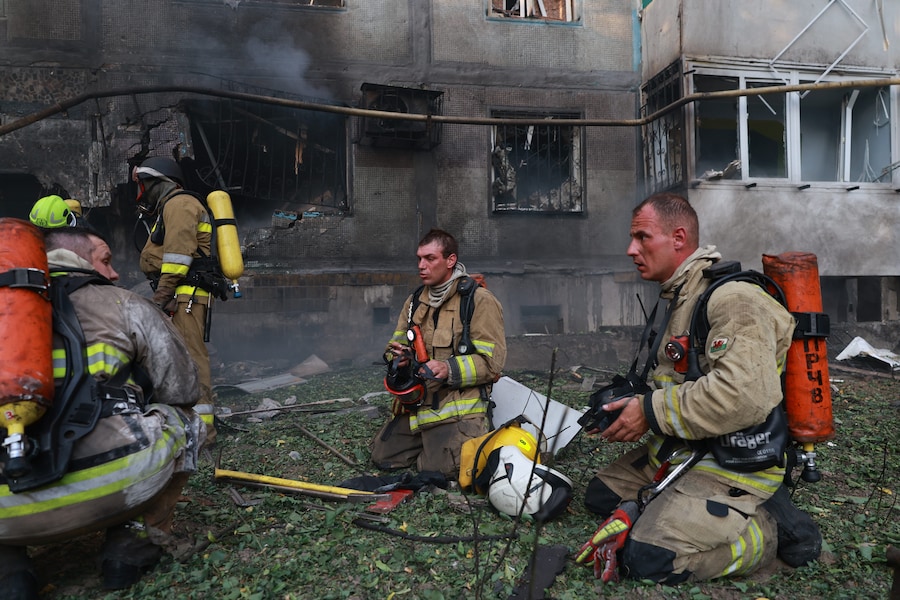 I soccorritori si concedono una pausa dopo un'operazione di ricerca e soccorso nel condominio distrutto da un attacco aereo russo in un quartiere residenziale di Zaporizhzhia, in Ucraina, venerdì 3 luglio 2026. (AP Photo/Kateryna Klochko) (APS)