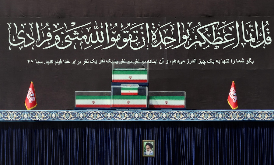 La bara del defunto leader supremo iraniano, l’Ayatollah Ali Khamenei (in alto), e i membri della sua famiglia sono esposti al pubblico durante una cerimonia di addio che precede il funerale presso la Grande Moschea di Mosallah a Teheran, in Iran, il 5 luglio 2026. L’Iran sta organizzando un funerale di Stato della durata di più giorni, dal 4 al 9 luglio 2026, per il leader supremo iraniano assassinato il 28 febbraio 2026. EPA/ABEDIN TAHERKENAREH (EPA)
