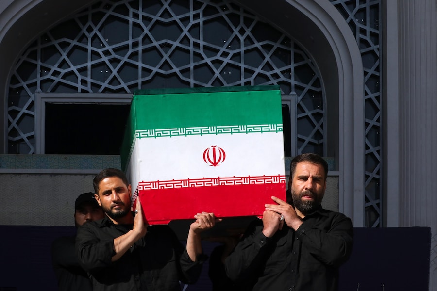 Una foto diffusa dall’ufficio della Guida Suprema iraniana mostra le forze di sicurezza iraniane che trasportano la bara del defunto Ayatollah Ali Khamenei, Guida Suprema, durante una preghiera di massa in suo onore, nell’ambito di una cerimonia di addio che precede il funerale presso la Grande Moschea di Mosallah a Teheran, in Iran, 5 luglio 2026. L’Iran sta organizzando un funerale di Stato della durata di più giorni, dal 4 al 9 luglio 2026, per il leader supremo iraniano assassinato il 28 febbraio 2026. EPA/UFFICIO DEL LEADER SUPREMO IRANIANO (EPA)