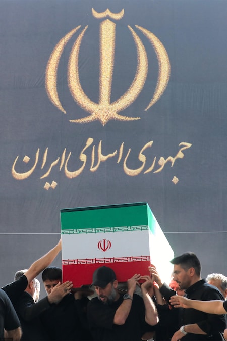 Una foto diffusa dall’ufficio del leader supremo iraniano mostra le forze di sicurezza iraniane che trasportano la bara del defunto leader supremo, l’ayatollah Ali Khamenei, durante una preghiera di massa in suo onore, nell’ambito di una cerimonia di addio che precede il funerale, presso la Grande Moschea di Mosallah a Teheran, in Iran, il 5 luglio 2026. L’Iran sta organizzando un funerale di Stato della durata di più giorni, dal 4 al 9 luglio 2026, per il leader supremo iraniano assassinato il 28 febbraio. EPA/UFFICIO DEL LEADER SUPREMO IRANIANO (EPA)
