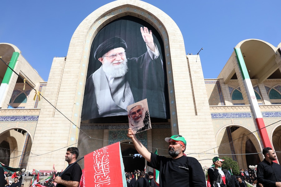 Gli iraniani piangono la scomparsa del defunto leader supremo iraniano, l’ayatollah Ali Khamenei, mentre partecipano a una preghiera collettiva durante una cerimonia di addio in vista del suo funerale presso la grande moschea di Mosallah a Teheran, in Iran, il 5 luglio 2026. L’Iran sta organizzando un funerale di Stato della durata di più giorni, dal 4 al 9 luglio 2026, per il leader supremo iraniano assassinato il 28 febbraio 2026. EPA/ABEDIN TAHERKENAREH (EPA)