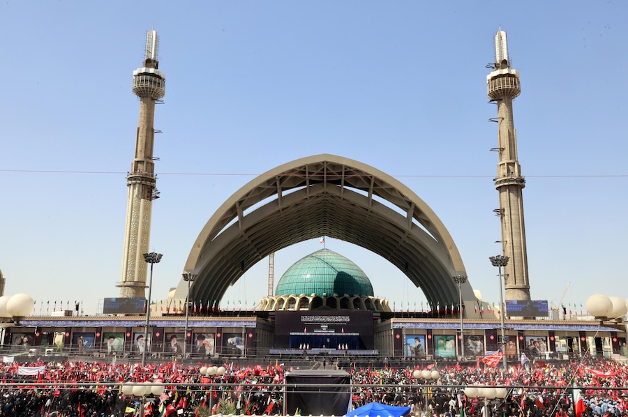 Gli iraniani rendono omaggio al defunto leader supremo iraniano, l’ayatollah Ali Khamenei, durante una cerimonia di addio in vista del suo funerale presso la grande moschea di Mosallah a Teheran, in Iran, il 5 luglio 2026. L'Iran sta organizzando un funerale di Stato della durata di più giorni, dal 4 al 9 luglio 2026, per il leader supremo iraniano assassinato il 28 febbraio 2026. EPA/ABEDIN TAHERKENAREH (EPA)