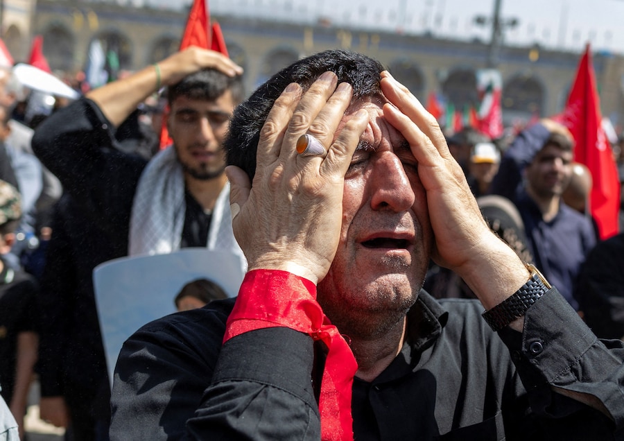La gente piange durante una cerimonia pubblica di addio per rendere omaggio al defunto Leader Supremo, l’Ayatollah Ali Khamenei, ucciso il 28 febbraio in seguito a attacchi aerei israeliani e statunitensi, presso la Grande Mosalla dell’Imam Khomeini, a Teheran, in Iran, il 4 luglio 2026. REUTERS/Murad Sezer (REUTERS)