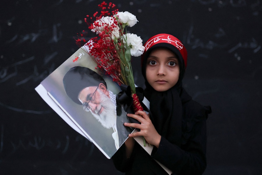 Un bambino tiene in mano un’immagine del defunto Leader Supremo, l’Ayatollah Ali Khamenei, nel giorno della cerimonia pubblica di addio per rendere omaggio a Khamenei, rimasto ucciso il 28 febbraio in seguito a attacchi aerei israeliani e statunitensi, presso la Grande Mosalla dell’Imam Khomeini, a Teheran, in Iran, il 4 luglio 2026. REUTERS/Mohammed Salem (REUTERS)