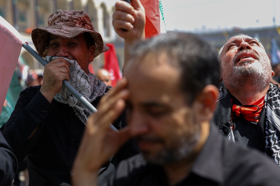 La gente piange durante una cerimonia pubblica di addio per rendere omaggio al defunto Leader Supremo, l’Ayatollah Ali Khamenei, ucciso il 28 febbraio in seguito a attacchi aerei israeliani e statunitensi, presso la Grande Mosalla dell’Imam Khomeini, a Teheran, in Iran, il 4 luglio 2026. REUTERS/Murad Sezer (REUTERS)