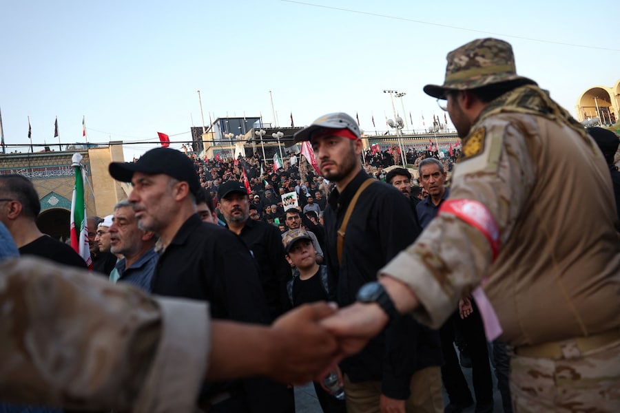 I partecipanti al lutto si riuniscono il giorno della cerimonia pubblica di addio per rendere omaggio al defunto Leader Supremo, l’Ayatollah Ali Khamenei, ucciso il 28 febbraio in seguito a attacchi aerei israeliani e statunitensi, presso la Grande Mosalla dell’Imam Khomeini, a Teheran, in Iran, il 4 luglio 2026. Majid Asgaripour/WANA (West Asia News Agency) via REUTERS . (via REUTERS)