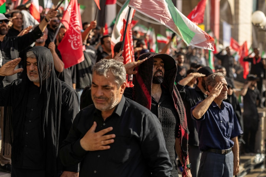 I partecipanti al funerale intonano l’inno nazionale mentre assistono a una preghiera nel corso di una cerimonia pubblica di addio per rendere omaggio al defunto Leader Supremo, l’Ayatollah Ali Khamenei, rimasto ucciso il 28 febbraio in seguito a attacchi aerei israeliani e statunitensi, presso la Grande Mosalla dell’Imam Khomeini, a Teheran, in Iran, 5 luglio 2026. REUTERS/Alkis Konstantinidis (REUTERS)