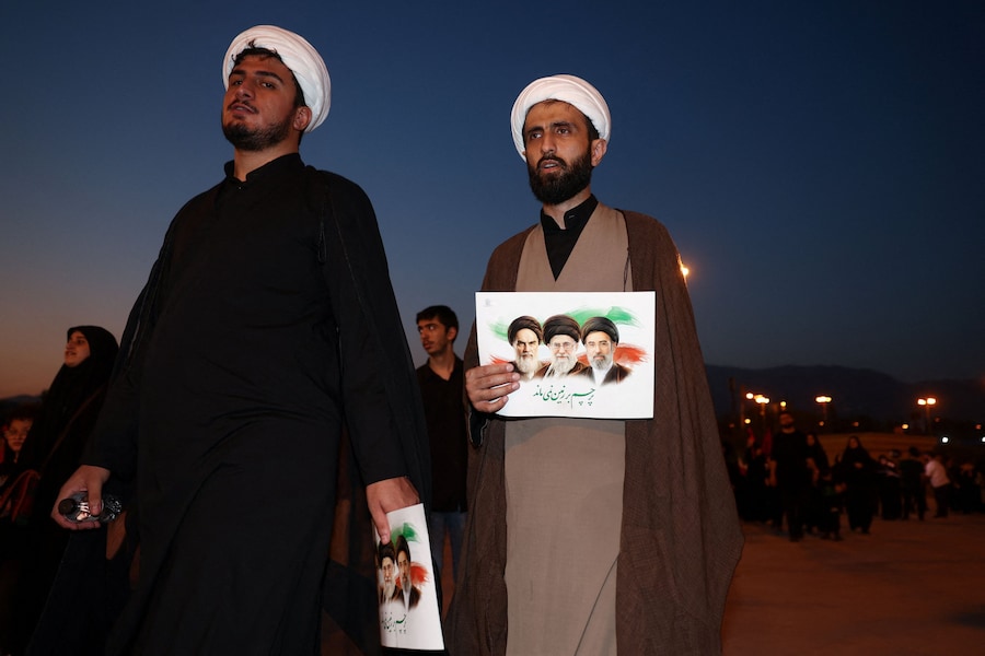 Alcuni uomini reggono cartelli con le immagini del defunto Leader Supremo, l’Ayatollah Ali Khamenei, ucciso il 28 febbraio in seguito a attacchi aerei israeliani e statunitensi, del defunto leader della Rivoluzione Islamica, l’Ayatollah Ruhollah Khomeini, e del leader supremo iraniano Mojtaba Khamenei, nel giorno della cerimonia pubblica di addio al defunto leader supremo Ayatollah Ali Khamenei presso la Grande Mosalla dell’Imam Khomeini, a Teheran, in Iran, il 4 luglio 2026. Majid Asgaripour/WANA (West Asia News Agency) via REUTERS (via REUTERS)