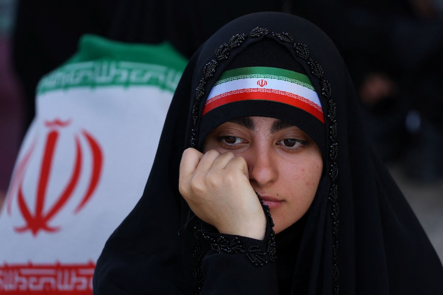 Una persona in lutto partecipa a una cerimonia pubblica di addio per rendere omaggio al defunto Leader Supremo, l’Ayatollah Ali Khamenei, ucciso il 28 febbraio in seguito a attacchi aerei israeliani e statunitensi, presso la Grande Mosalla dell’Imam Khomeini, a Teheran, in Iran, il 5 luglio 2026. REUTERS/Murad Sezer (REUTERS)