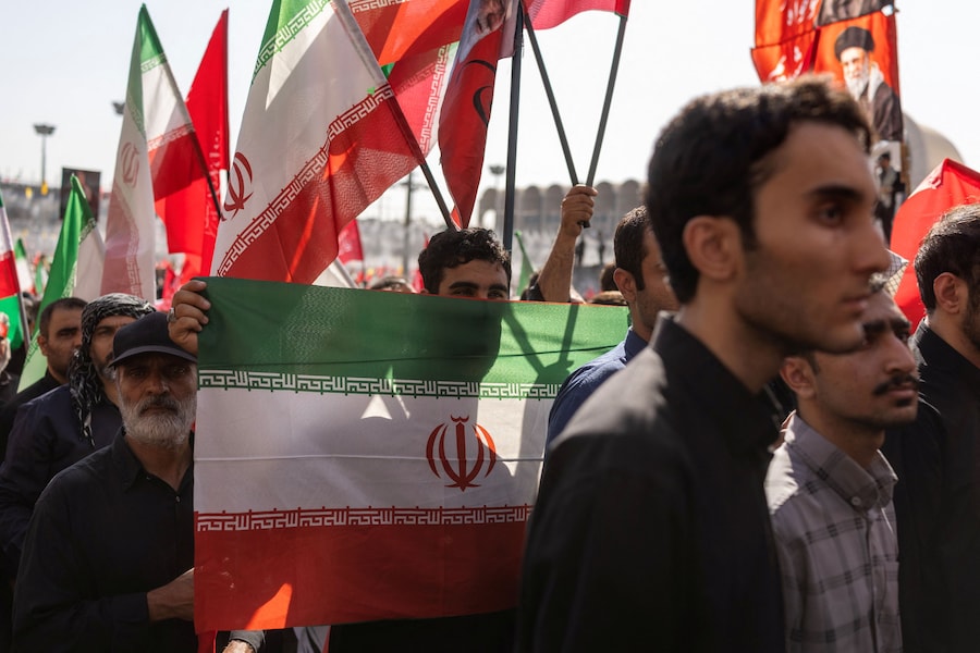 Un partecipante al funerale tiene in mano una bandiera iraniana durante una cerimonia pubblica di addio per rendere omaggio al defunto Leader Supremo, l’Ayatollah Ali Khamenei, ucciso il 28 febbraio in seguito a attacchi aerei israeliani e statunitensi, presso la Grande Mosalla dell’Imam Khomeini, a Teheran, in Iran, il 5 luglio 2026. REUTERS/Alkis Konstantinidis (REUTERS)