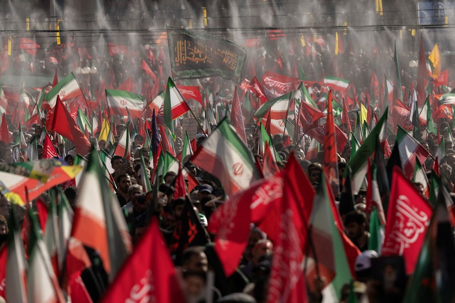 I partecipanti al lutto sventolano bandiere mentre assistono a una preghiera durante una cerimonia pubblica di addio per rendere omaggio al defunto Leader Supremo, l’Ayatollah Ali Khamenei, ucciso il 28 febbraio in seguito a attacchi aerei israeliani e statunitensi, presso la Grande Mosalla dell’Imam Khomeini, a Teheran, Iran, 5 luglio 2026. REUTERS/Alkis Konstantinidis (REUTERS)